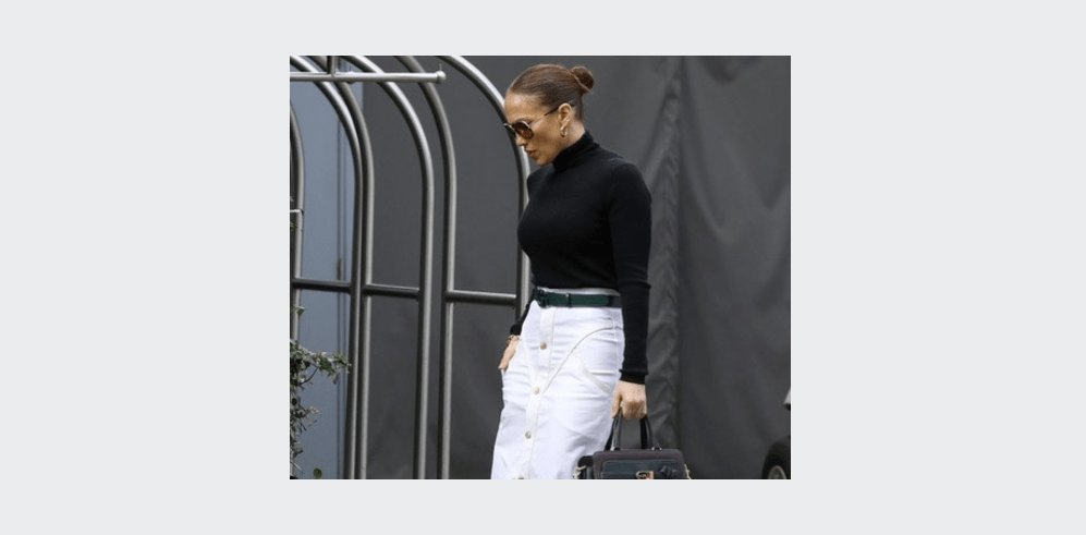 Η Jennifer Lopez φόρεσε με τον πιο απλό τρόπο το απόλυτο trend της σεζόν!