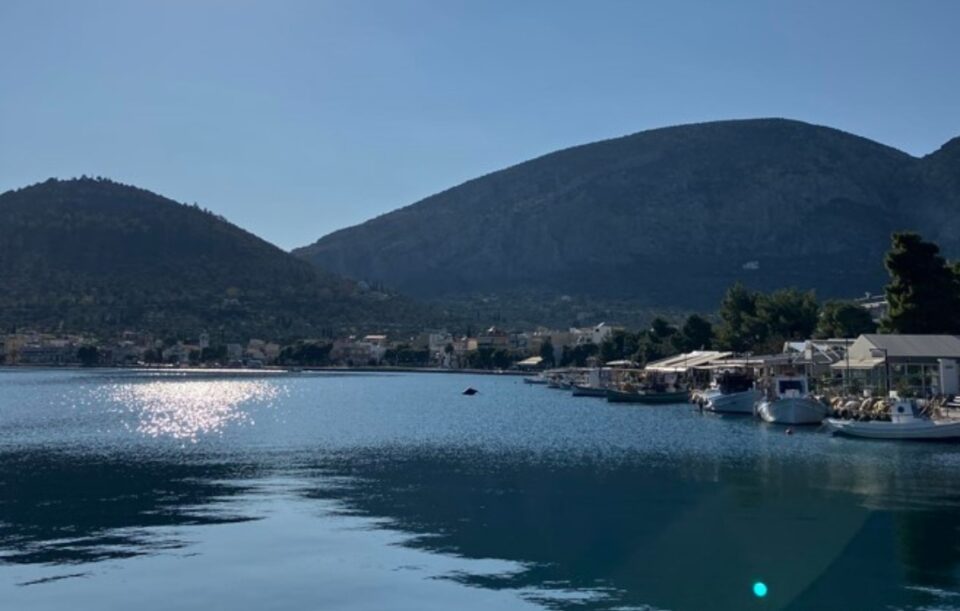 Αντίκυρα: Το παραθαλάσσιο χωριό που σε κάνει να νιώθεις ότι είσαι σε νησί και είναι σούπερ κοντά στην Αθήνα