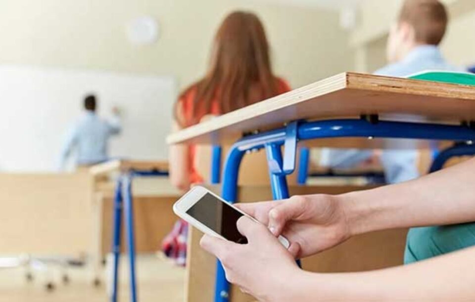 Διευθυντής σχολείου στην Ελλάδα... απαγορεύει τα κινητά - Δείτε σε ποια περιοχή