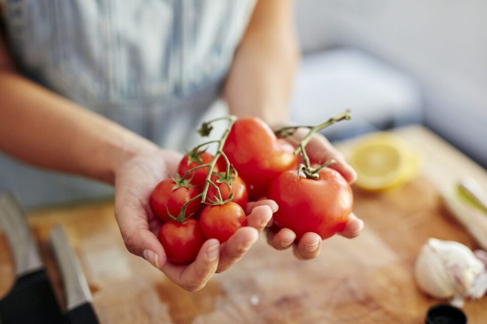 Food expert εξηγεί γιατί οι ντομάτες δεν χρειάζονται ψυγείο για να διατηρηθούν