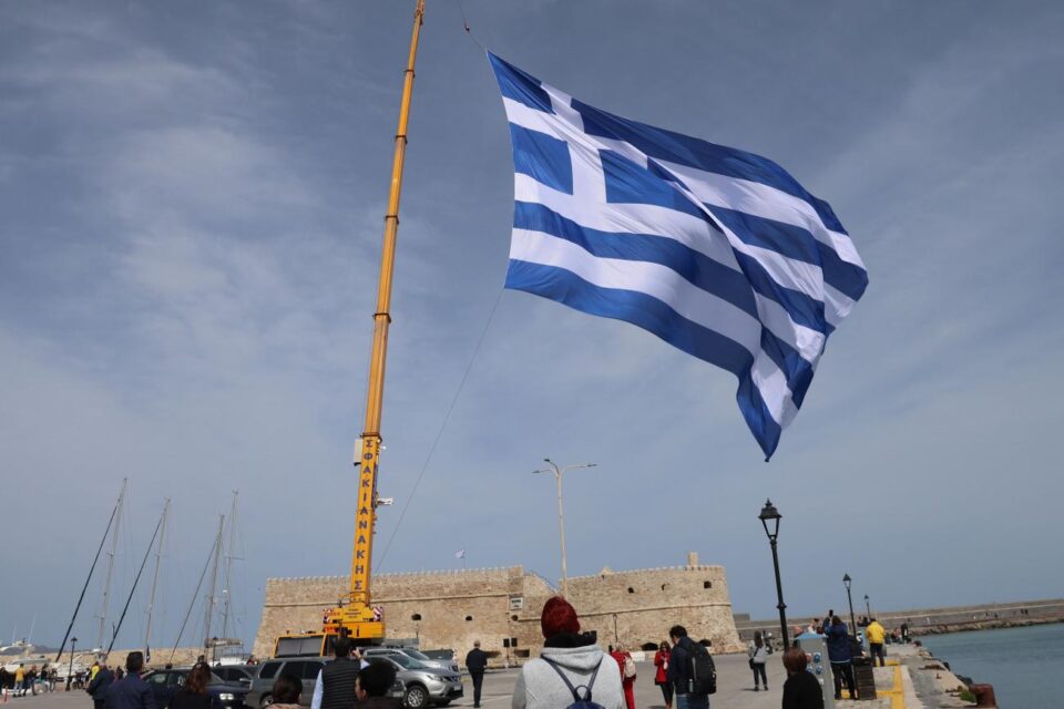 Συγκινητικό: Ελληνική σημαία... γίγας κυματίζει στο λιμάνι του Ηρακλείου - Δείτε φωτογραφίες