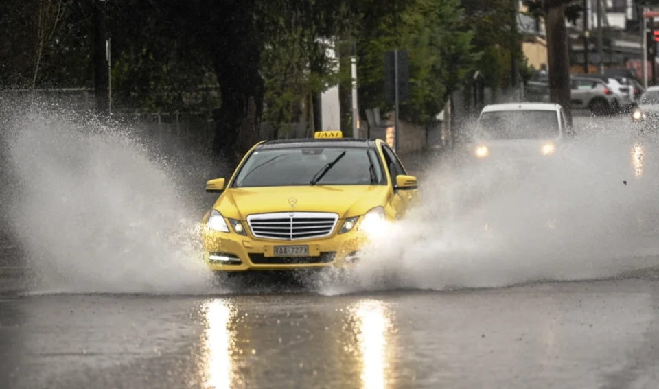 Τσουχτερό πρόστιμο εάν… βρέξετε πεζό: Τι προβλέπει ο κώδικας οδικής κυκλοφορίας
