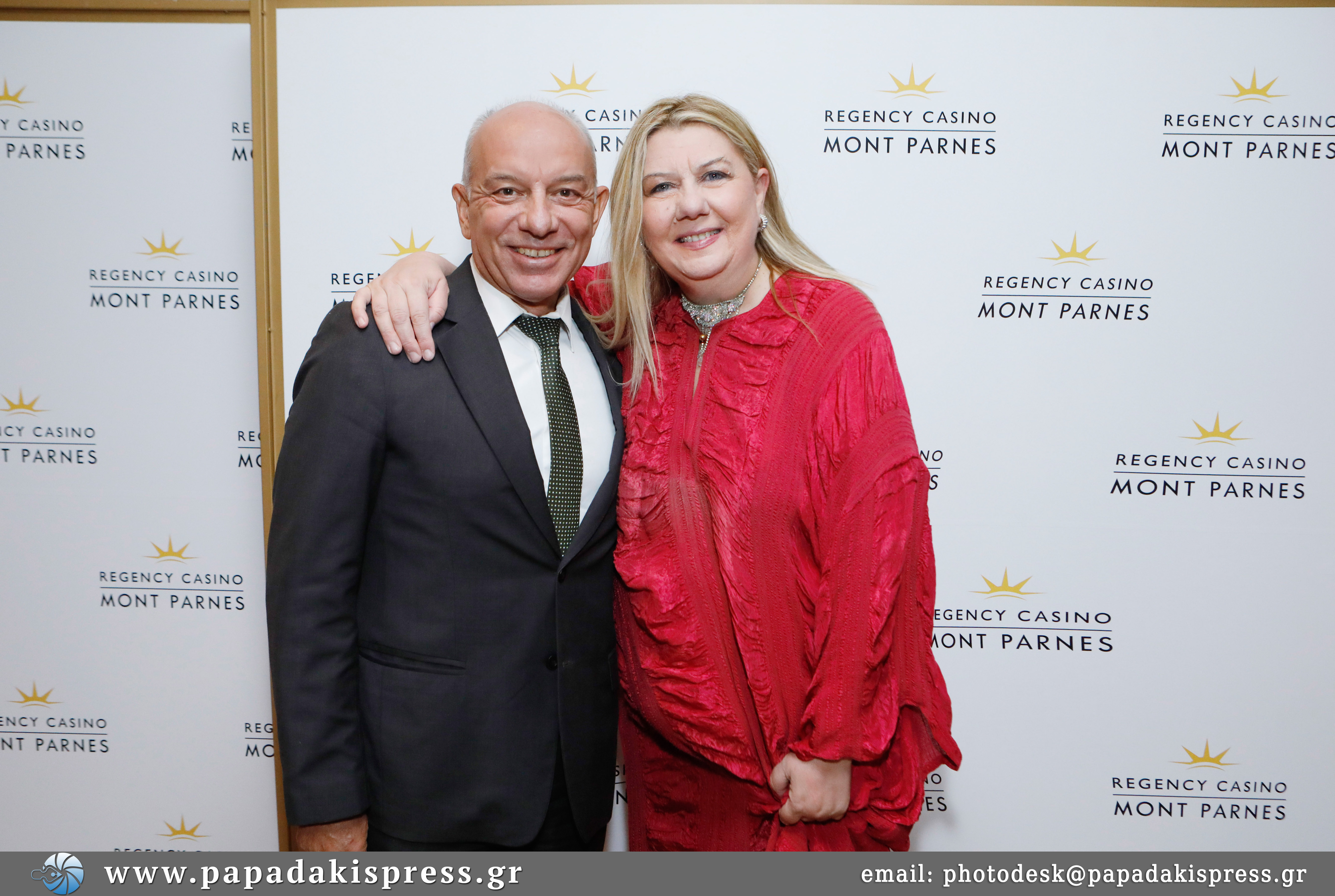Η Δάφνη Λαιμού – Ζαφειρακοπούλου με τον Διευθυντή επισιτισμού του Regency Casino Mont Parness κ. Ζαχαρόπουλο