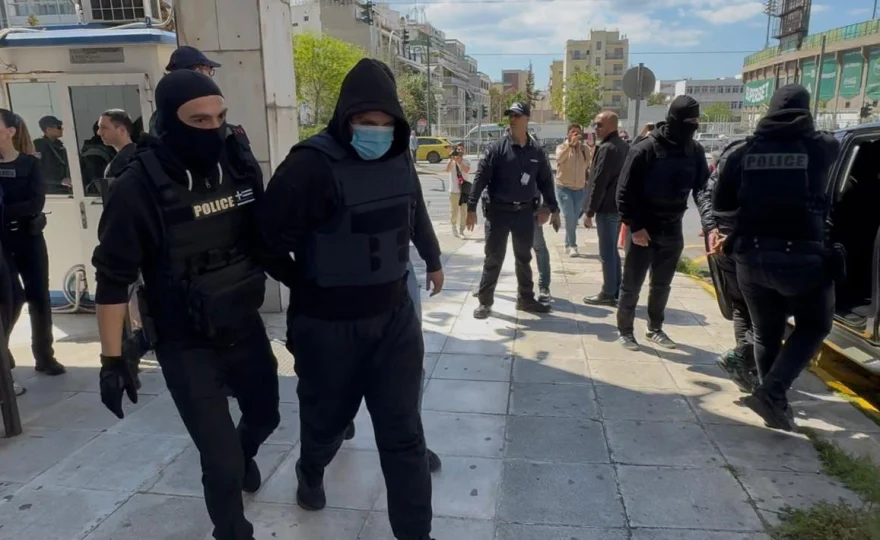 Υπόθεση Άγιου Δημητρίου: Στο Ναυτοδικείο με σκυμμένα τα κεφάλια οι κατηγορούμενοι για τη δολοφονία του 27χρονου